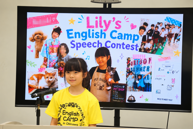 講師に見守られながら英語で発表する参加者